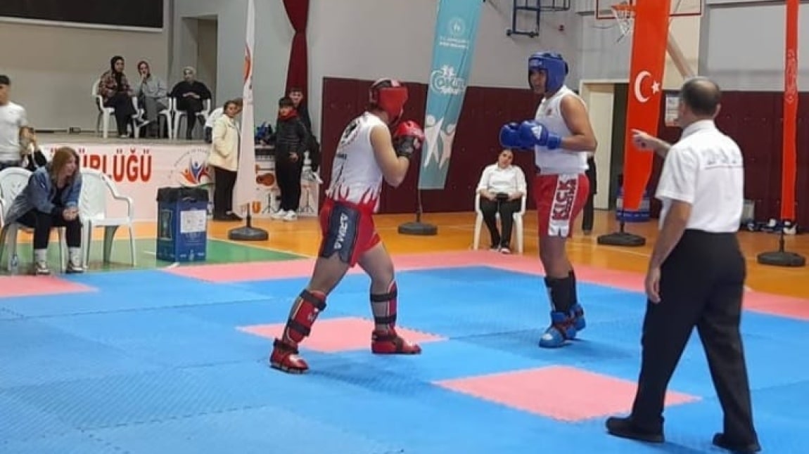 Okullar arası kickboks (kicklight) branşında 12/A Fahri Gezer Adana 2.si Olmuştur